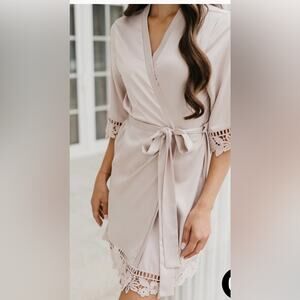 Le Rose Lauren Lace Satin blush color Robe size xs/s
